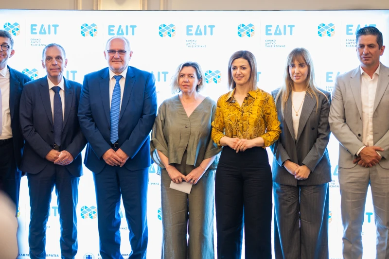 Γραφικό με το λογότυπο του Εθνικού Δικτύου Τηλεϊατρικής (ΕΔΙΤ), ένα σύμβολο καρδιάς και μια πράσινη εικονογραφημένη σιλουέτα τετραμελούς οικογένειας σε λευκό και γαλάζιο φόντο.